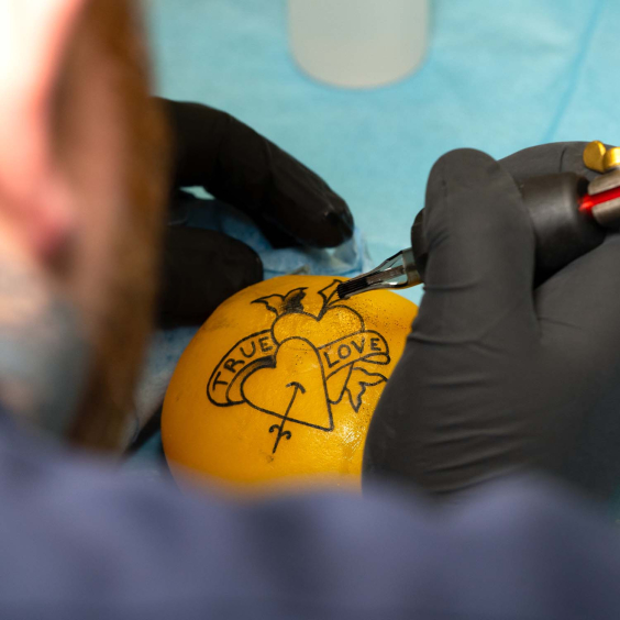 A Pound of Flesh - Grejpfrut silikonowy do tatuowania